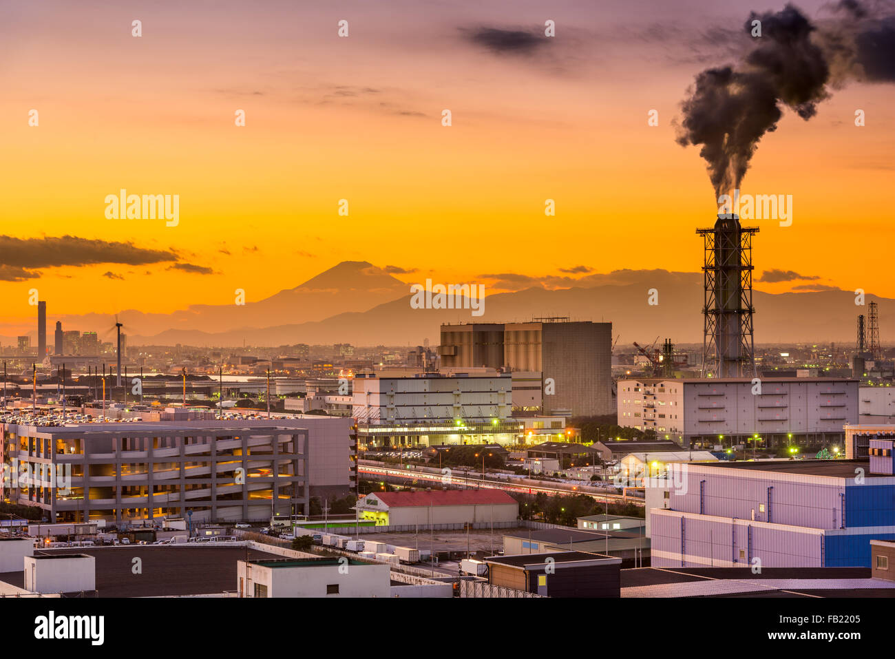 Kawasaki, Japan-Fabriken und Mt. Fuji. Stockfoto