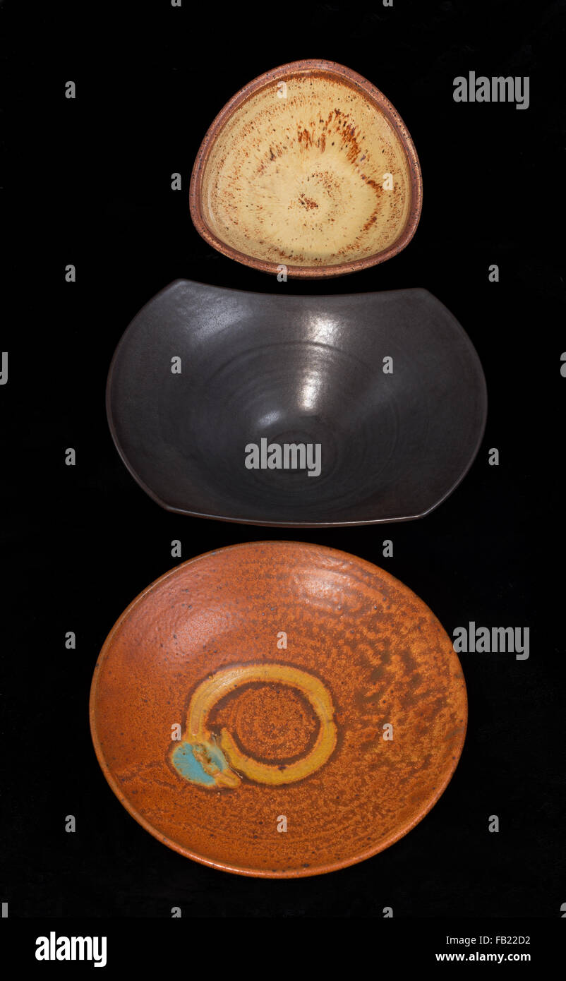 bunte handgemachte Trio von Keramikschalen auf schwarzem Hintergrund isoliert Stockfoto