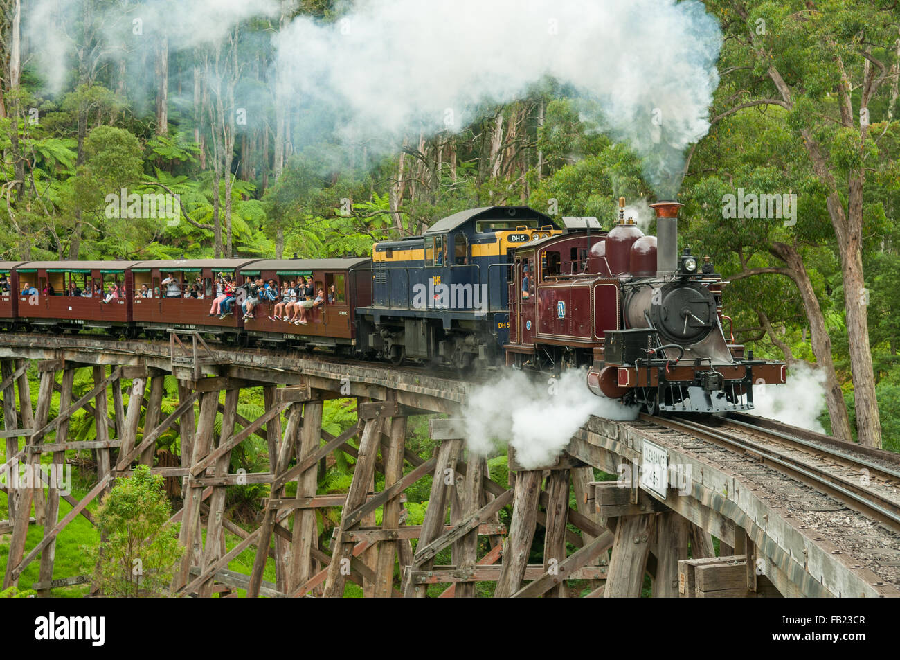 Puffing Billy auf Selby Trestle Bridge in der Nähe von Melbourne, Victoria, Australia Stockfoto