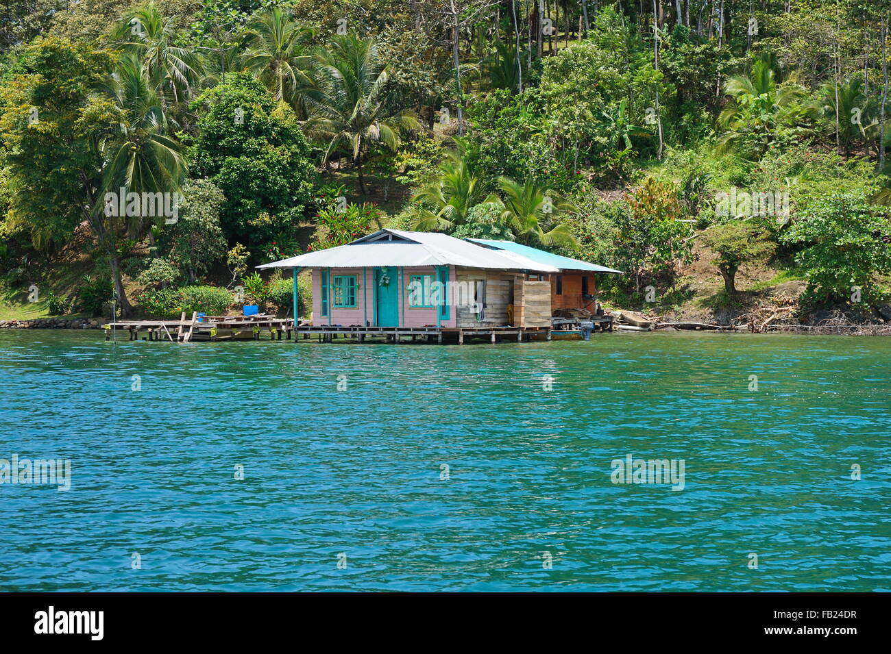 Karibische Landhaus über dem Wasser in Bocas del Toro an der Küste von Loma Partida Insel, Panama, Mittelamerika Stockfoto