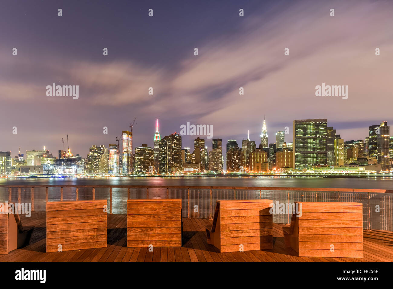 Bänke entlang Gantry Park mit der New-York-City-Skyline-Blick in den Hintergrund. Stockfoto