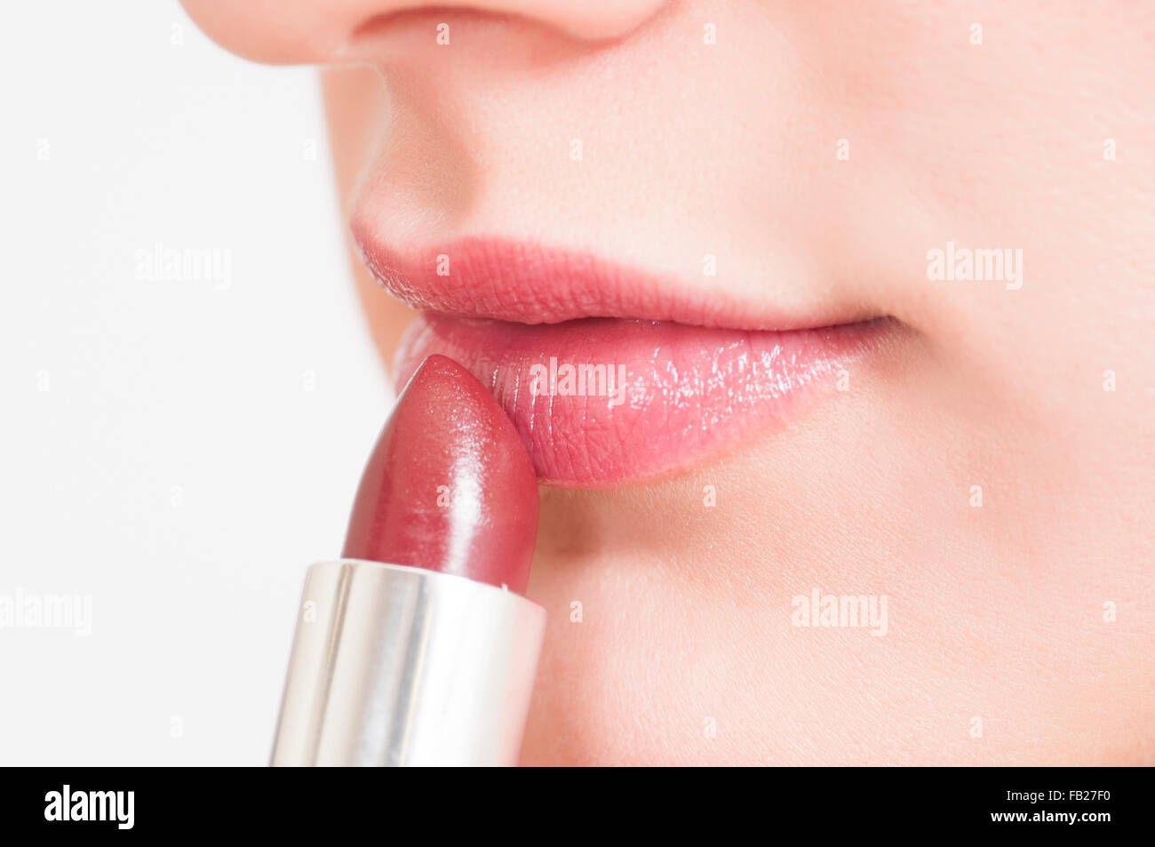 Nahaufnahme einer jungen Frau, die Make-up-Lippenstift auftragen Stockfoto