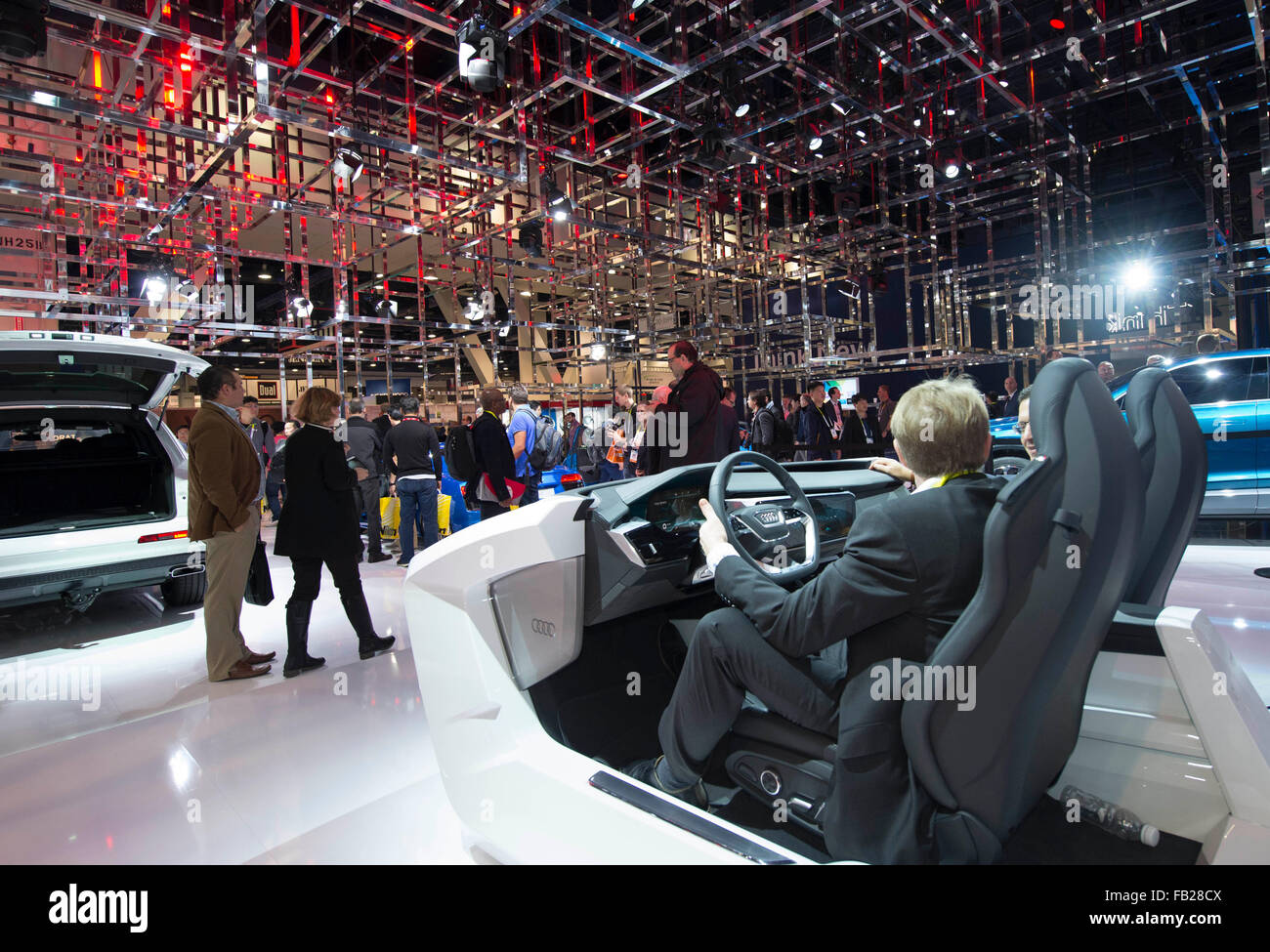 Las Vegas, USA. 7. Januar 2016. Teilnehmer zeigen ein smart Dashboards am Audi-Stand während der 2016 Consumer Electronics Show (CES) in Las Vegas, Nevada, USA, 7. Januar 2016. Bildnachweis: Yang Lei/Xinhua/Alamy Live-Nachrichten Stockfoto