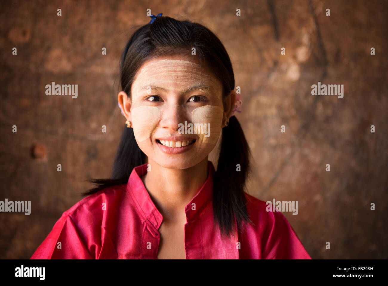 Young-Myanmar weiblich mit Thanaka, eine gelblich-weiße Paste aus Boden Rinde hergestellt und verwendet als Kosmetikum und für Sonnenbrand Auftragsmaschinen Stockfoto