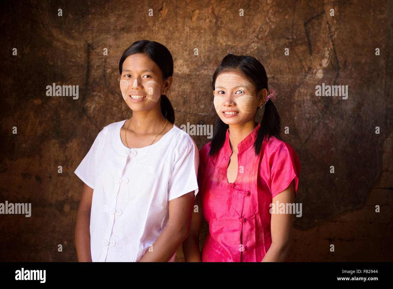 Porträt von zwei wunderschönen traditionellen Myanmar Mädchen lächelnd. Stockfoto