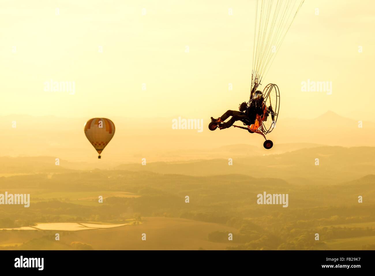 Heißluftballon, Ballon, motorisierte Gleitschirmfliegen Stockfoto