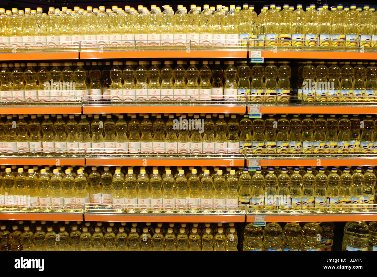 Sonnenblumenöl von ukrainischen landwirtschaftlichen festen Chumak in die Flaschen im Regal des Shops gemacht Stockfoto