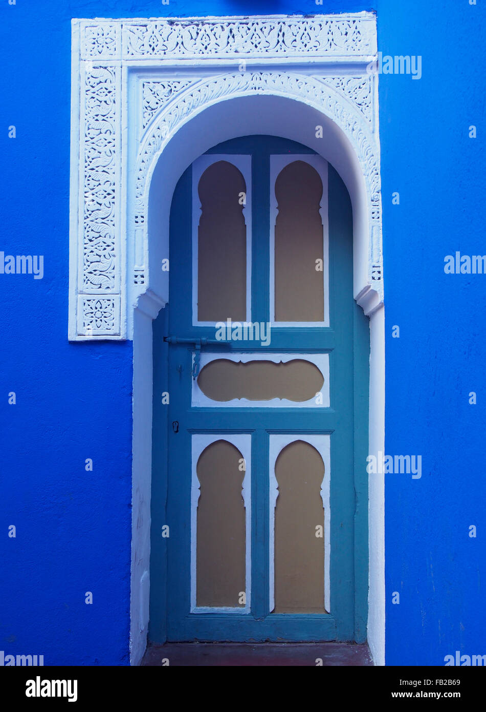 Tür und blaue Wand der Berber Museum, Jardins Majorelle, Marrakesch, Marokko Stockfoto