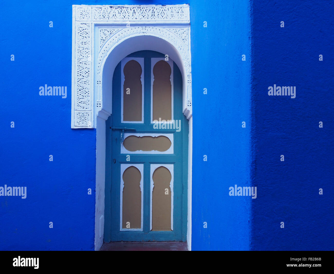 Tür und blaue Wand der Berber Museum, Jardins Majorelle, Marrakesch, Marokko Stockfoto