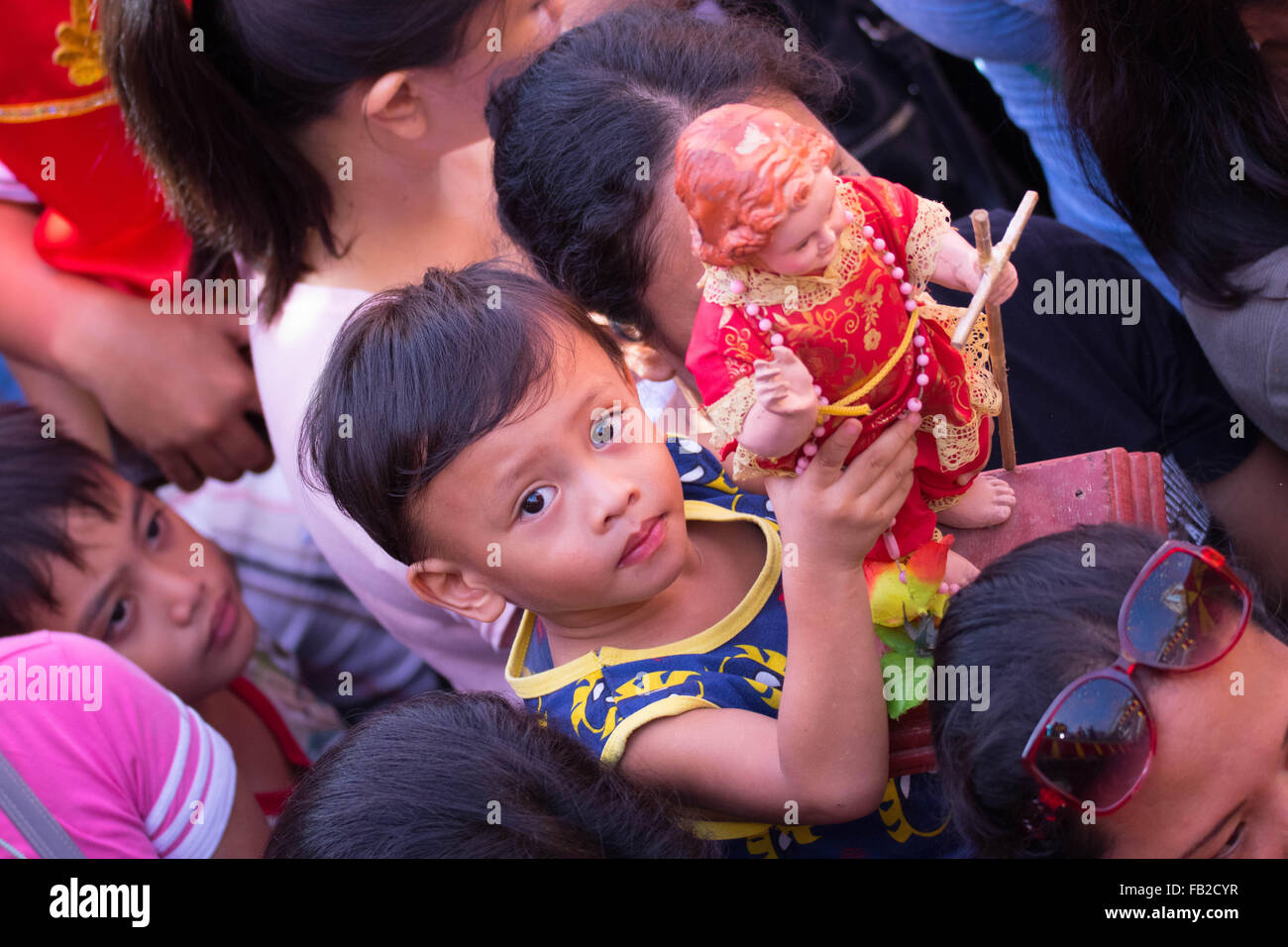 Cebu City, Philippinen. 8. Januar 2016. Römisch-katholische feierliche Messe statt in der Basilika Minore del St.Nino am zweiten Tag der Fiesta Señor (Sinulog). Eine neuntägige religiöses Fest zu Ehren der Santo Nino De Cebu (heilige Kind von Cebu). Viele Anhänger bringen mit sich eine Santo Nino-Figur, die das Jesuskind darstellt. Bildnachweis: imagegallery2/Alamy Live-Nachrichten Stockfoto