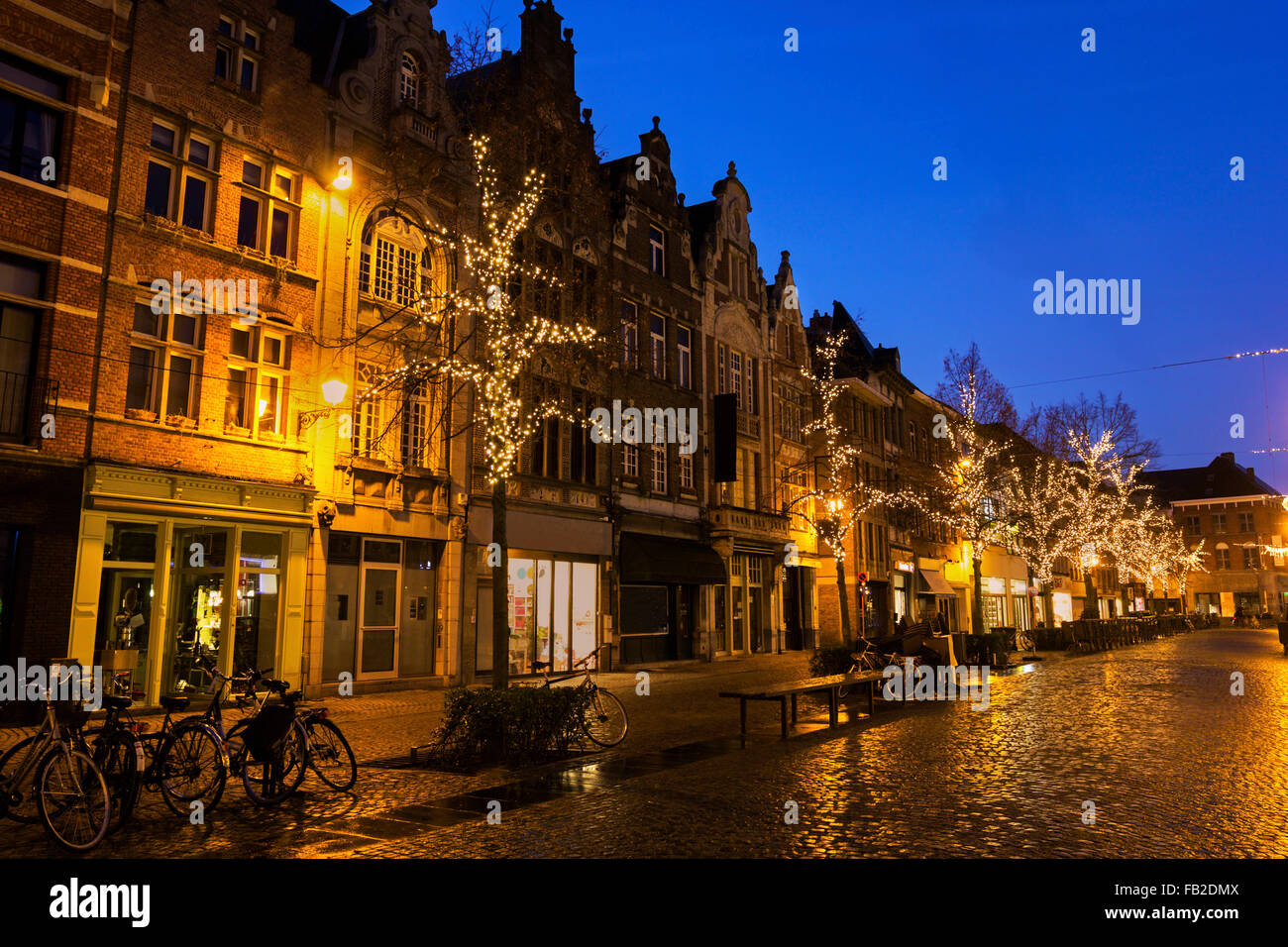 Straße in Mechelen in Belgien während der Weihnachtszeit Stockfoto