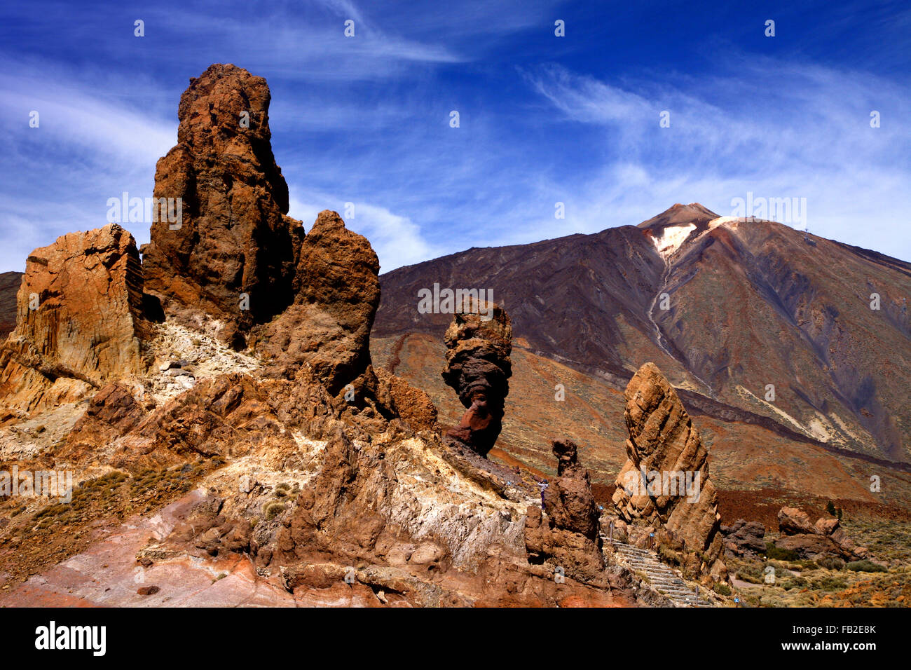 Pico del Teide und Roque Cinchado - berühmte vulkanische Bildung auf den Kanarischen Inseln Teneriffa, Spanien Stockfoto