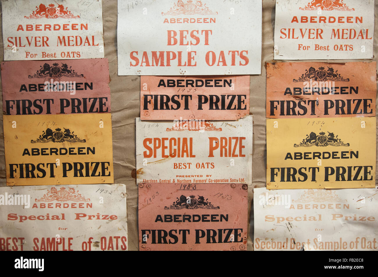 Alten Landwirtschaft Preis Zertifikate an das Museum of Farming Life bei Pitmedden Garden - in der Nähe von Ellon Aberdeenshire, Schottland. Stockfoto