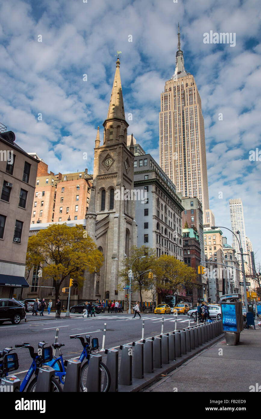 Fifth Avenue und dem Empire State Building, Manhattan, New York, USA Stockfoto