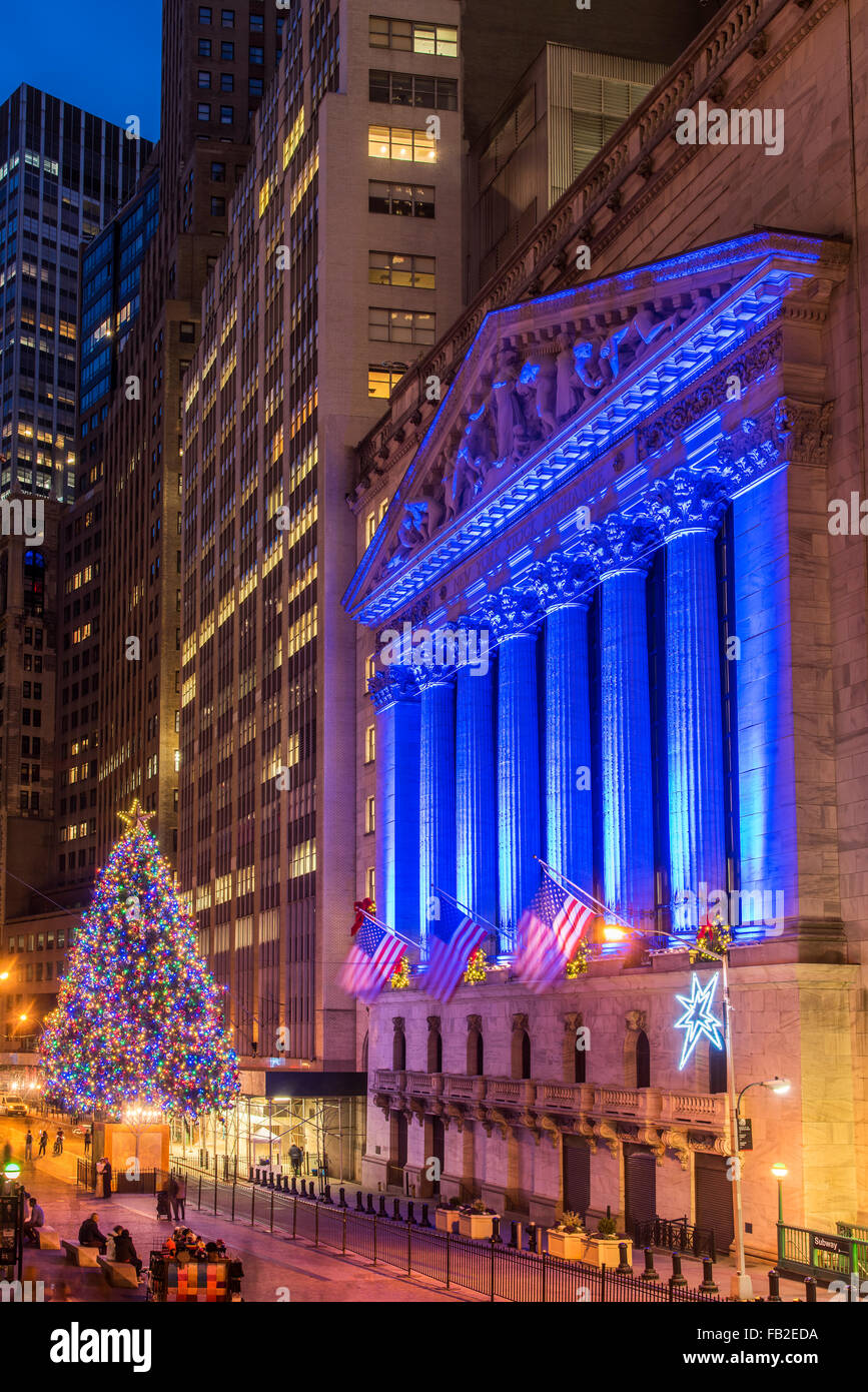 New York Stock Exchange mit Weihnachtsbaum bei Nacht, Wall Street, Lower Manhattan, New York, USA Stockfoto