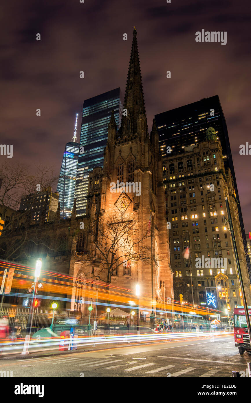 Nachtansicht der Trinity Church, Manhattan, New York, USA Stockfoto