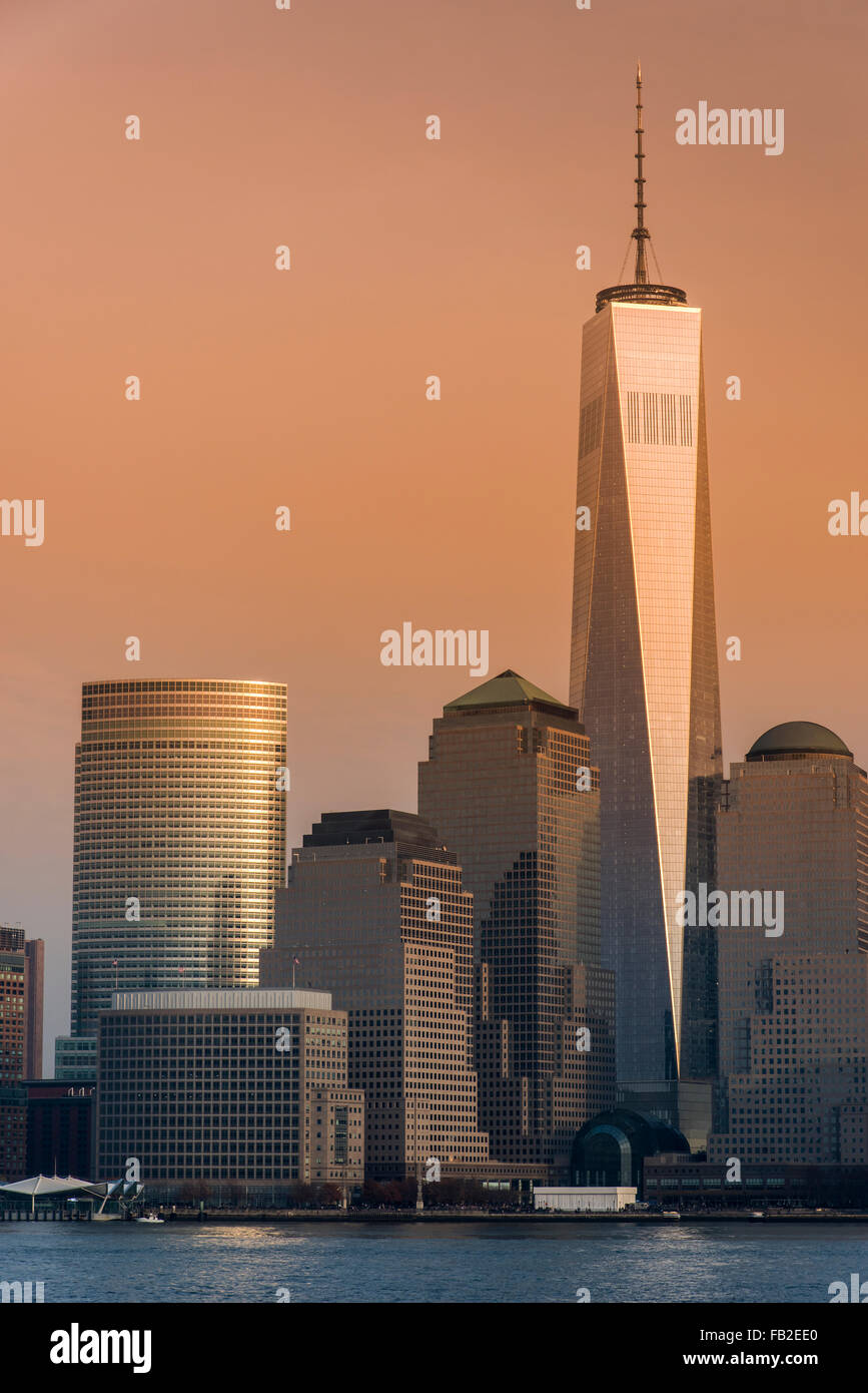 Blick auf den Sonnenuntergang des One World Trade Center und Lower Manhattan Finanzplatzes, Manhattan, New York, USA Stockfoto Blick auf den Sonnenuntergang des One World Trade Center und Lower Manhattan Finanzplatzes, Manhattan, New York, USA Stockfoto