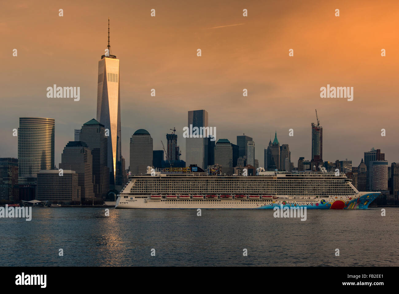 Norwegian Cruise Line Schiff passieren Hudson River mit Lower Manhattan Finanzplatz hinter, Manhattan, New York, USA Stockfoto
