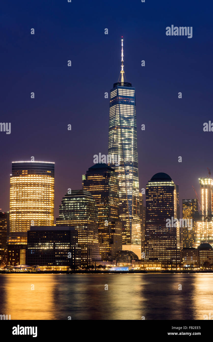 Nachtansicht des One World Trade Center und Lower Manhattan Finanzplatzes, Manhattan, New York, USA Stockfoto