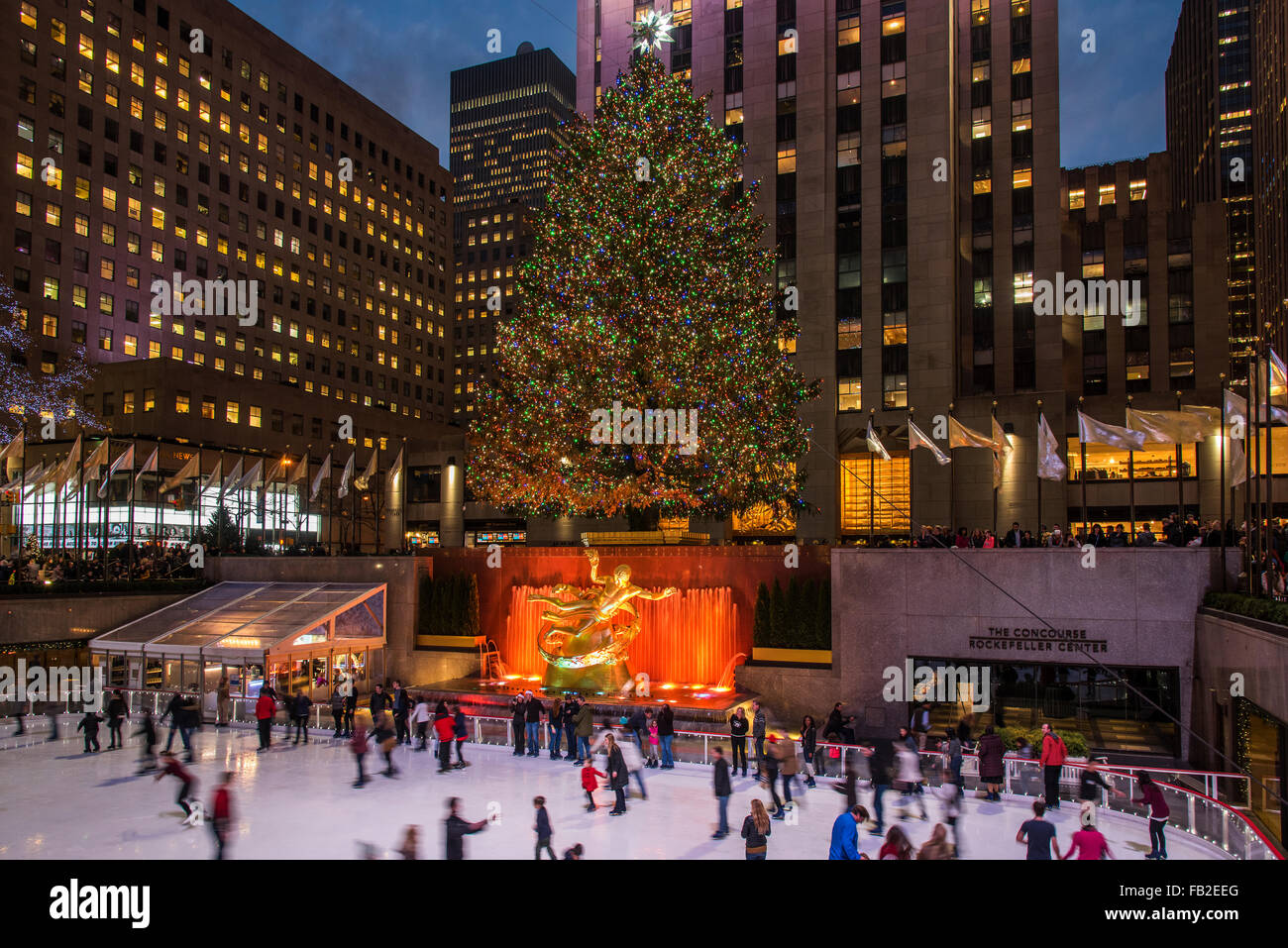 Plaza des Rockefeller Centers mit Eislaufbahn und Weihnachtsbaum zu senken, bei Nacht, Manhattan, New York, USA Stockfoto