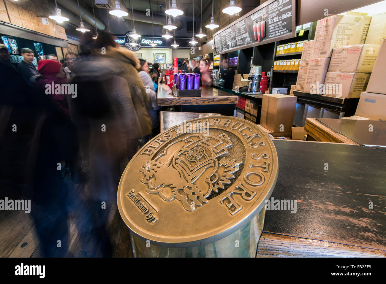 Plaque feiert die erste Starbucks-Filiale seit 1971 am Pike Place Market in Seattle, Washington, USA Stockfoto