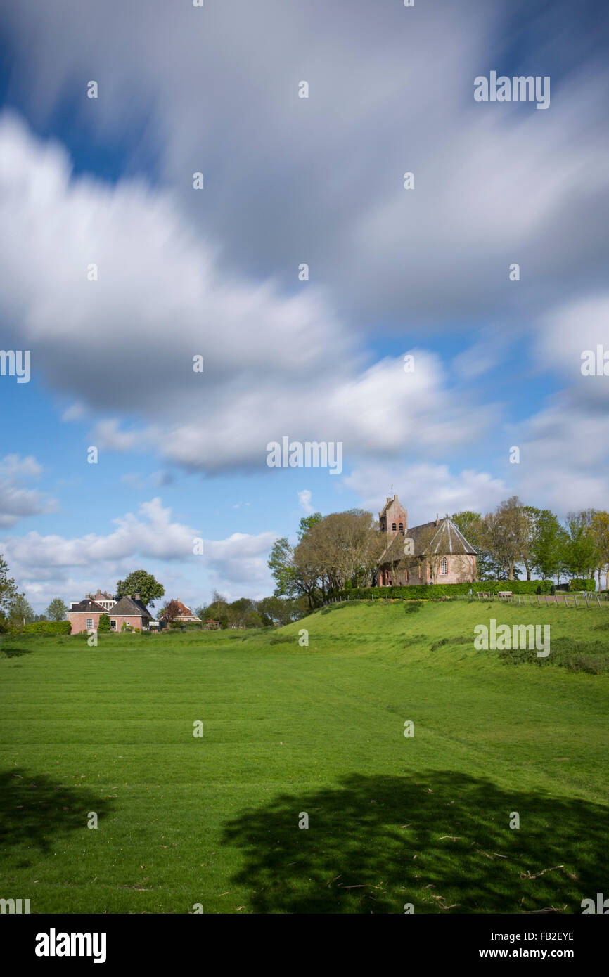 Niederlande, Hogebeintum, Kirche auf dem Hügel Stockfoto