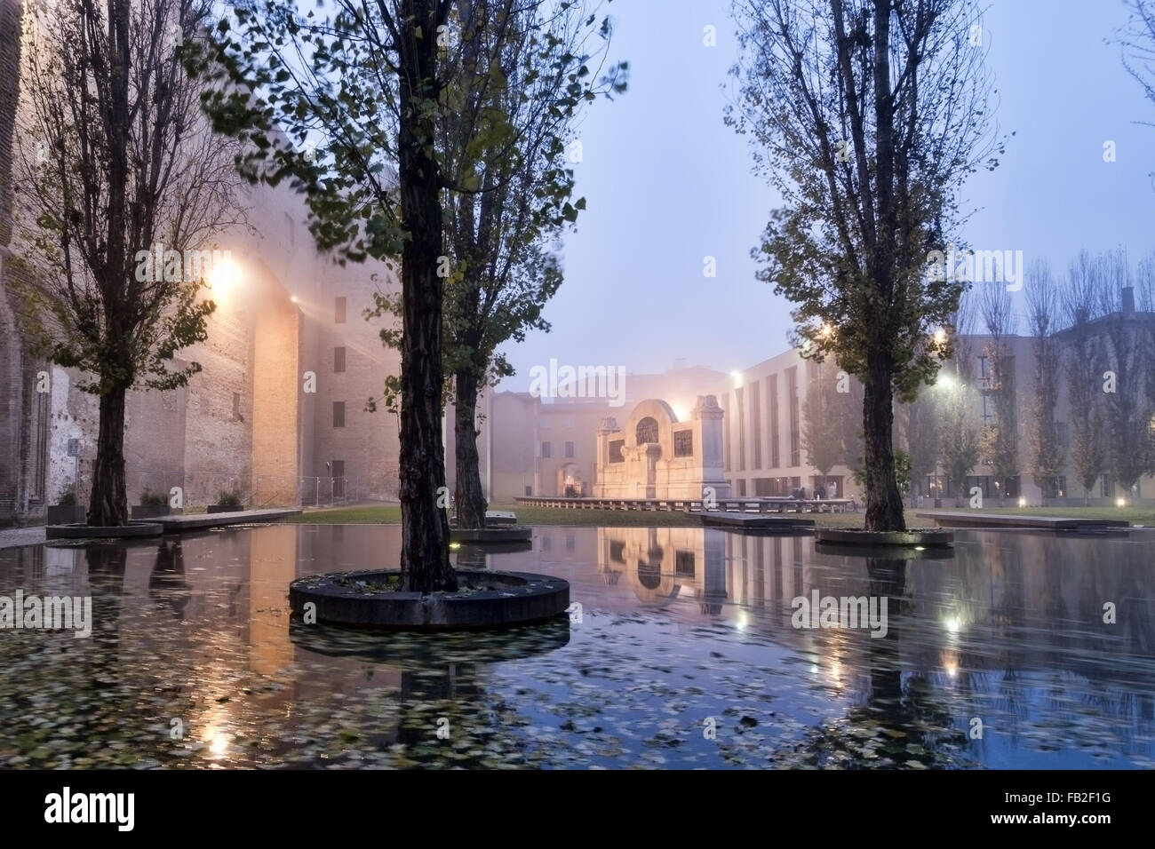 Stadt von Parma, Italien bei Nacht im Nebel. In der Nähe von Palazzo della Pilotta. Stockfoto