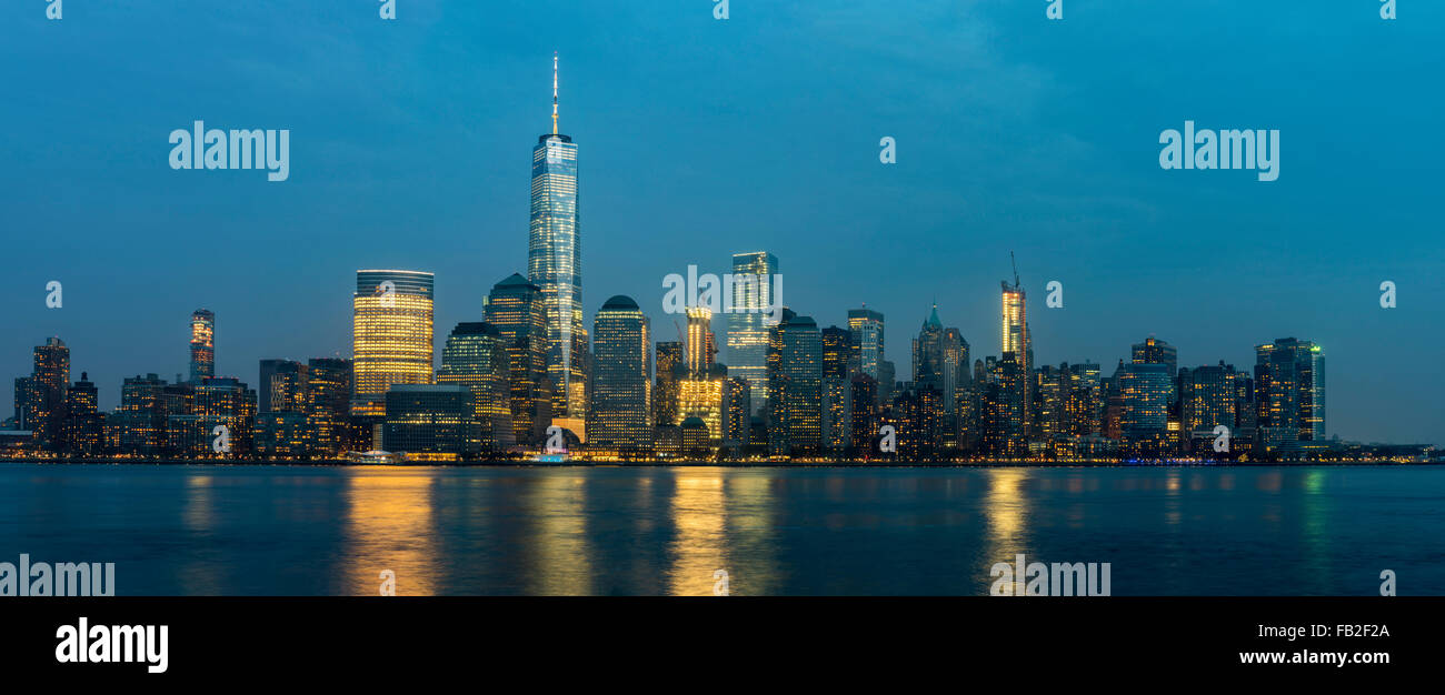 Panoramablick auf der Nacht des One World Trade Center und Lower Manhattan Finanzplatzes, Manhattan, New York, USA Stockfoto