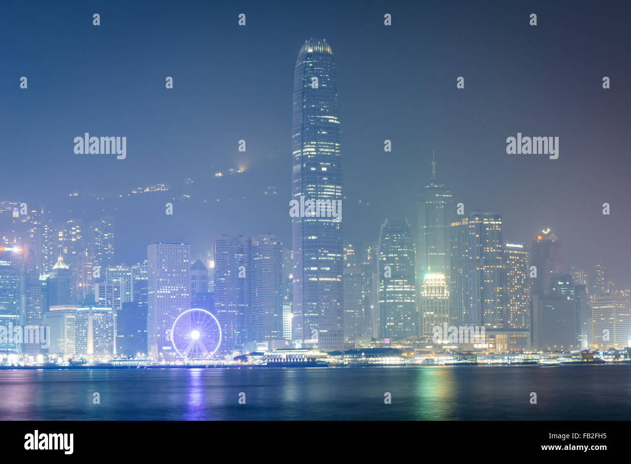 Blick auf moderne Wolkenkratzer auf Hong Kong Island in der Nacht von Tsim Sha Tsui, Kowloon, Hong Kong. Stockfoto