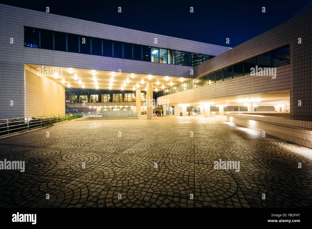 Das Exterieur des Hong Kong Cultural Centre in der Nacht, in Kowloon, Hongkong. Stockfoto