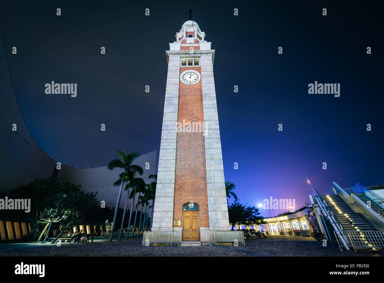 Die Tsim Sha Tsui Clock Tower in der Nacht, in Kowloon, Hongkong. Stockfoto