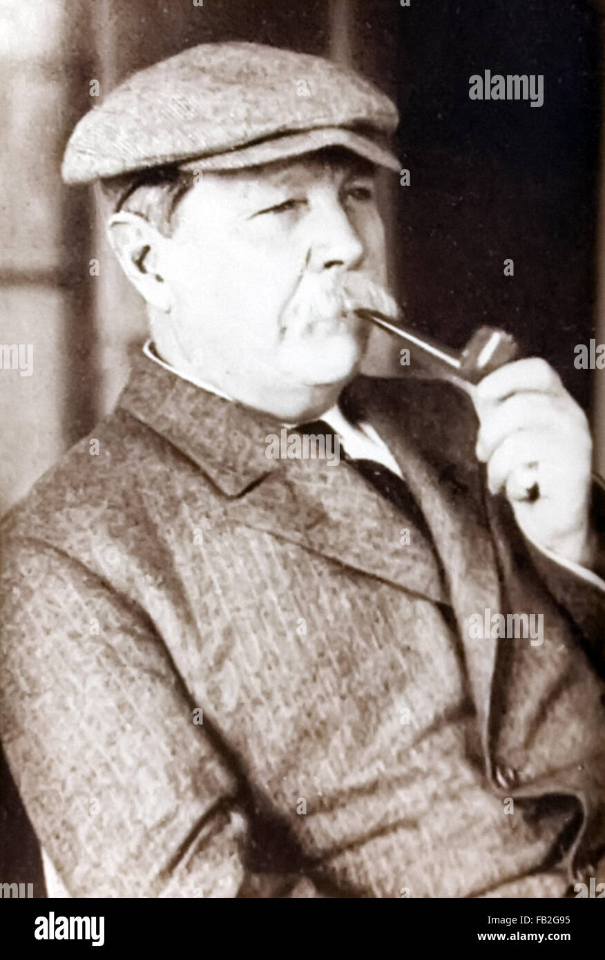 Sir Arthur Conan Doyle (1859-1930), britischer Schriftsteller und Schöpfer der fiktive Detektiv Sherlock Holmes fotografiert ca. 1920 raucht eine Pfeife. Foto von Originalfoto in Privatbesitz. Stockfoto