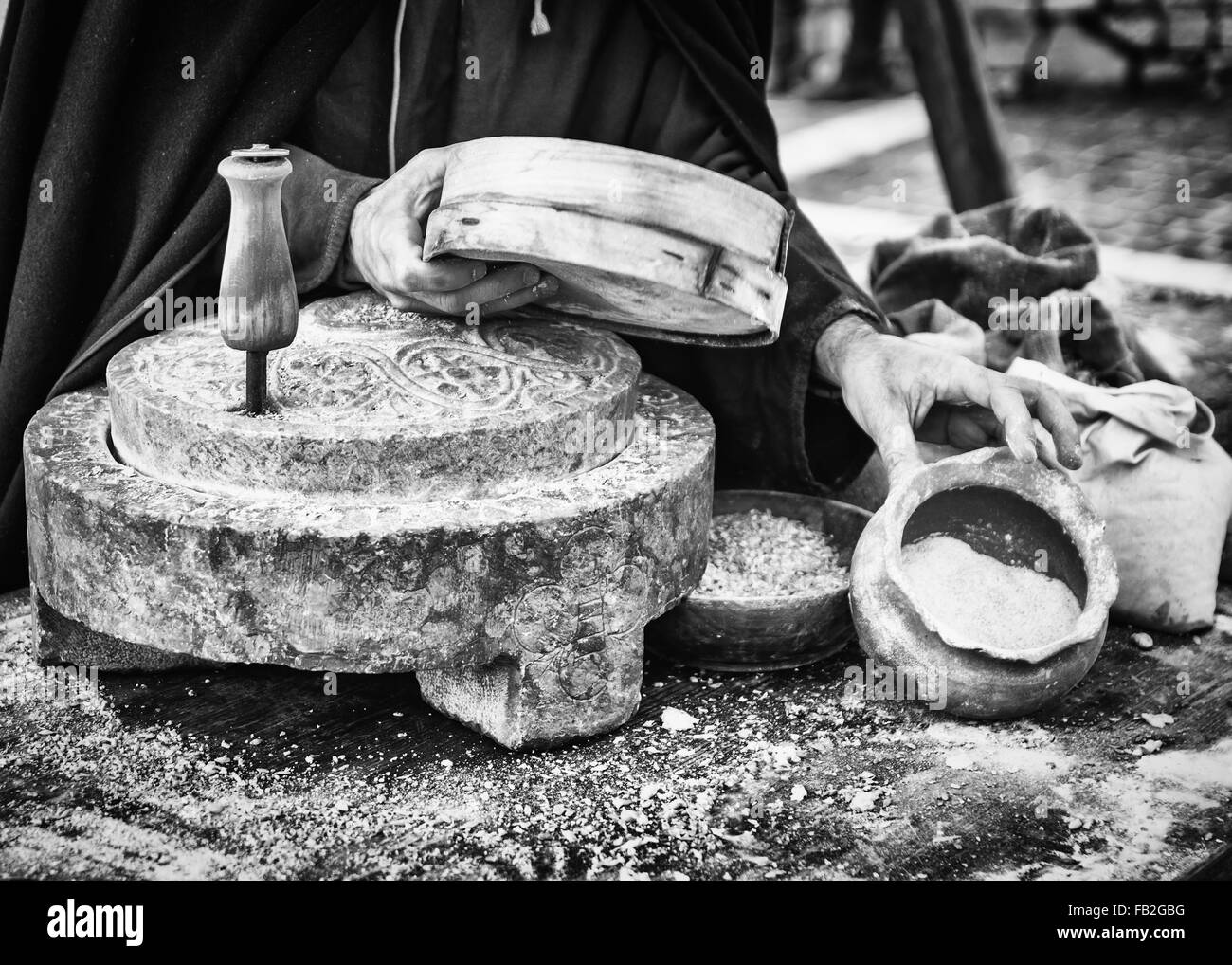 Alten Mühlstein, der per hand gedreht wurde, um Mehl und Brot zu produzieren. Stockfoto