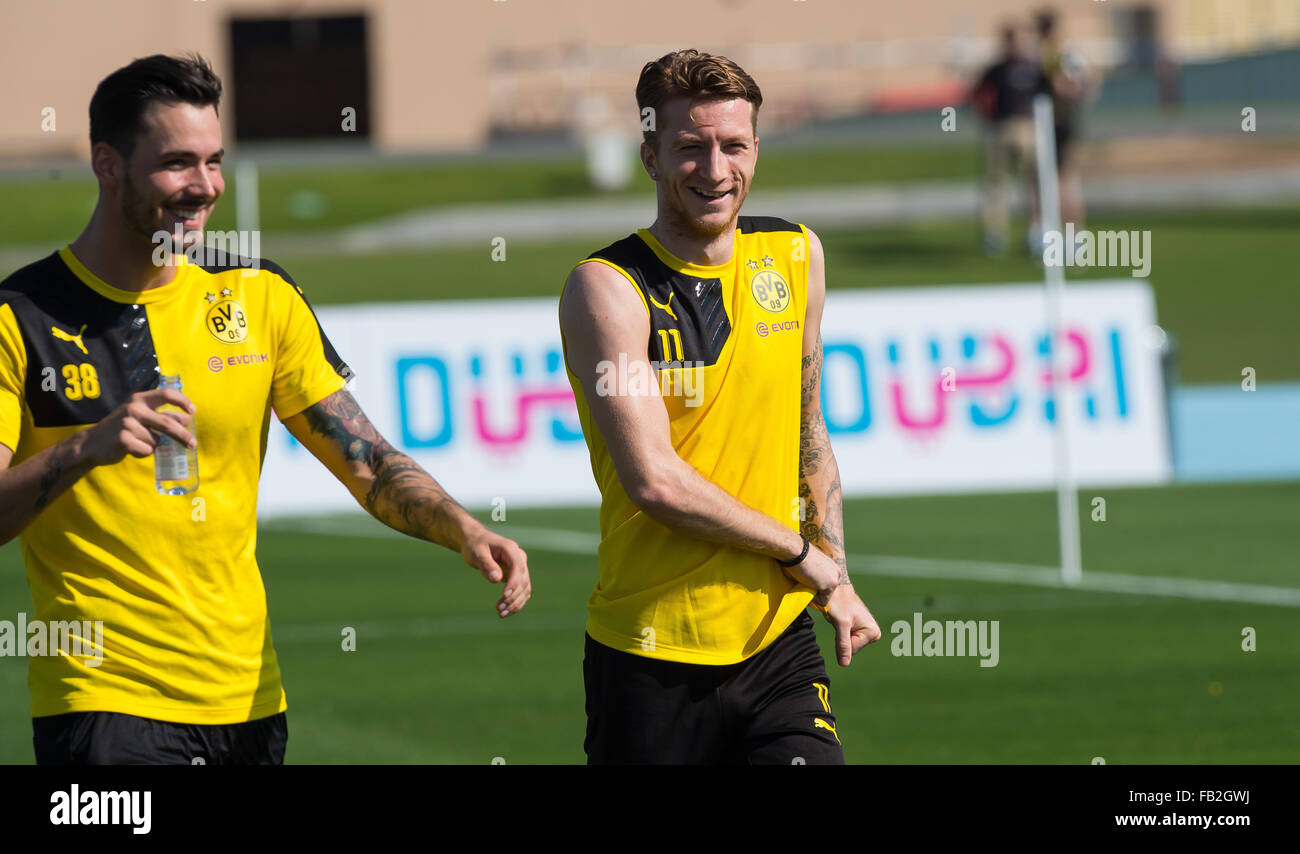 Dubai, Vereinigte Arabische Emirate. 8. Januar 2016. Roman Buerki (l) und Marco Reus (R) von Fußball Bundesligisten Borussia Dortmund durchqueren das Feld im Trainingslager in Dubai, VAE, 8. Januar 2016. Das Team bleibt in Dubai bis 16. Januar 2016, Vorbereitung für die zweite Hälfte der Saison. Foto: Guido Kirchner/Dpa/Alamy Live News Stockfoto