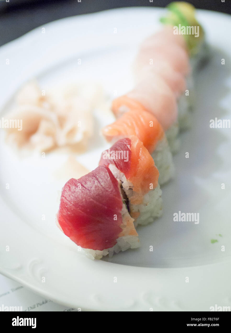 Einen selektiven Fokus-Foto von Rainbow roll Sushi und eingelegtem Ingwer. Stockfoto
