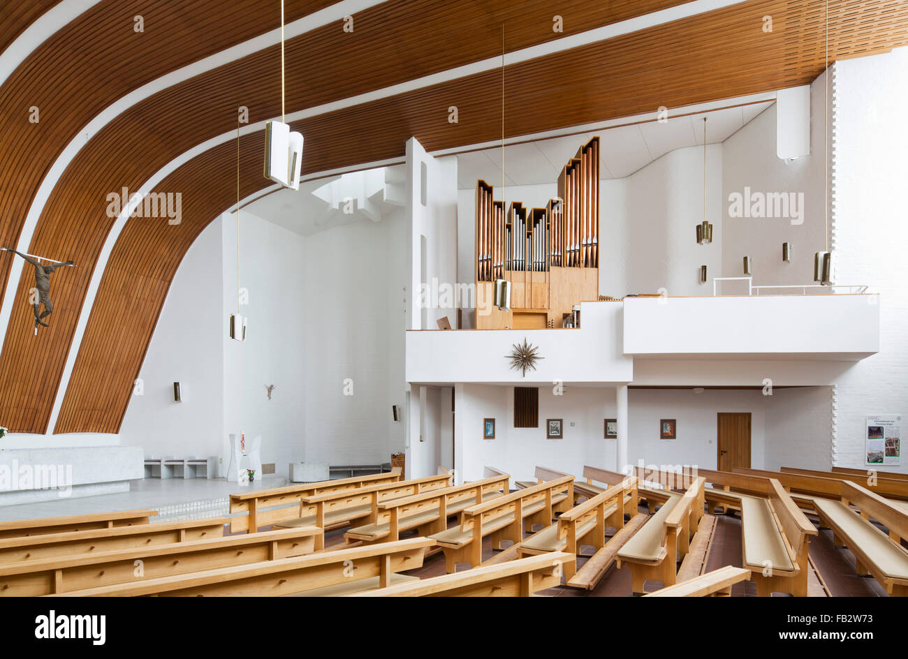 Wolfsburg, Heilig-Geist-Kirche, Innenbereich Mit Orgelempore Stockfoto