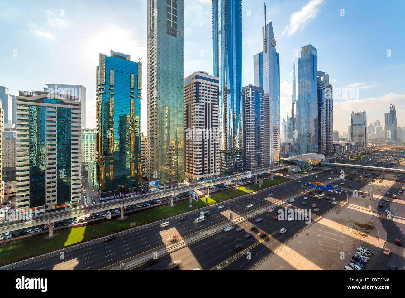 Vereinigte Arabische Emirate, Dubai, Sheikh Zayed Rd, Verkehr und neue Hochhäuser entlang Dubais Hauptstraße Stockfoto