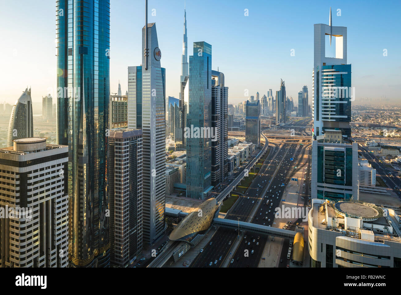 Vereinigte Arabische Emirate, Dubai, Sheikh Zayed Rd, Verkehr und neue Hochhäuser entlang Dubais Hauptstraße Stockfoto