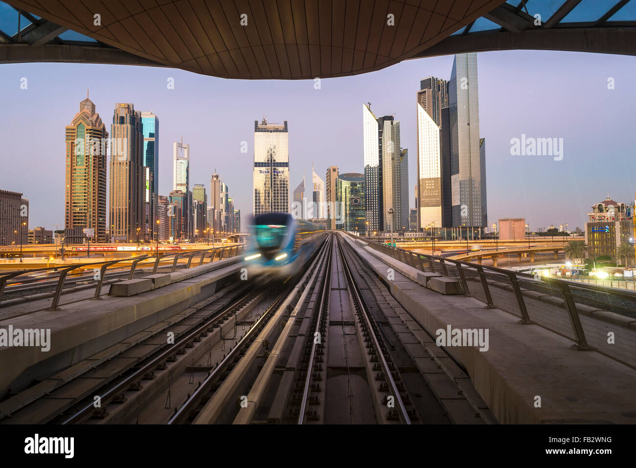 POV auf dem modernen fahrerlosen Dubai erhöhte Metro Schienensystem, entlang der Sheikh Zayed Road, Dubai, Vereinigte Arabische Emirate Stockfoto