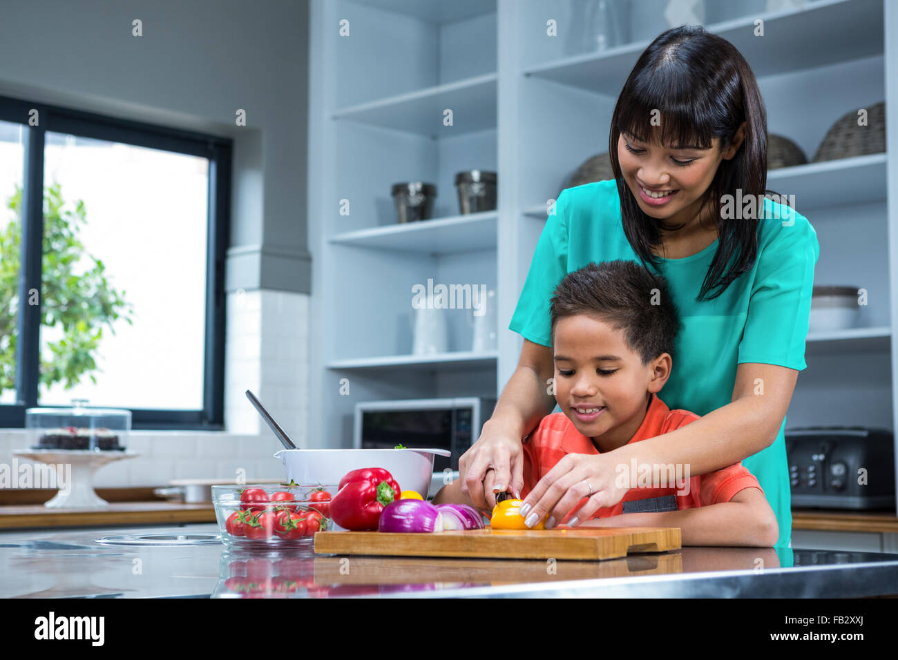 Lächelnde Mutter mit ihrem Sohn Kochen Stockfoto