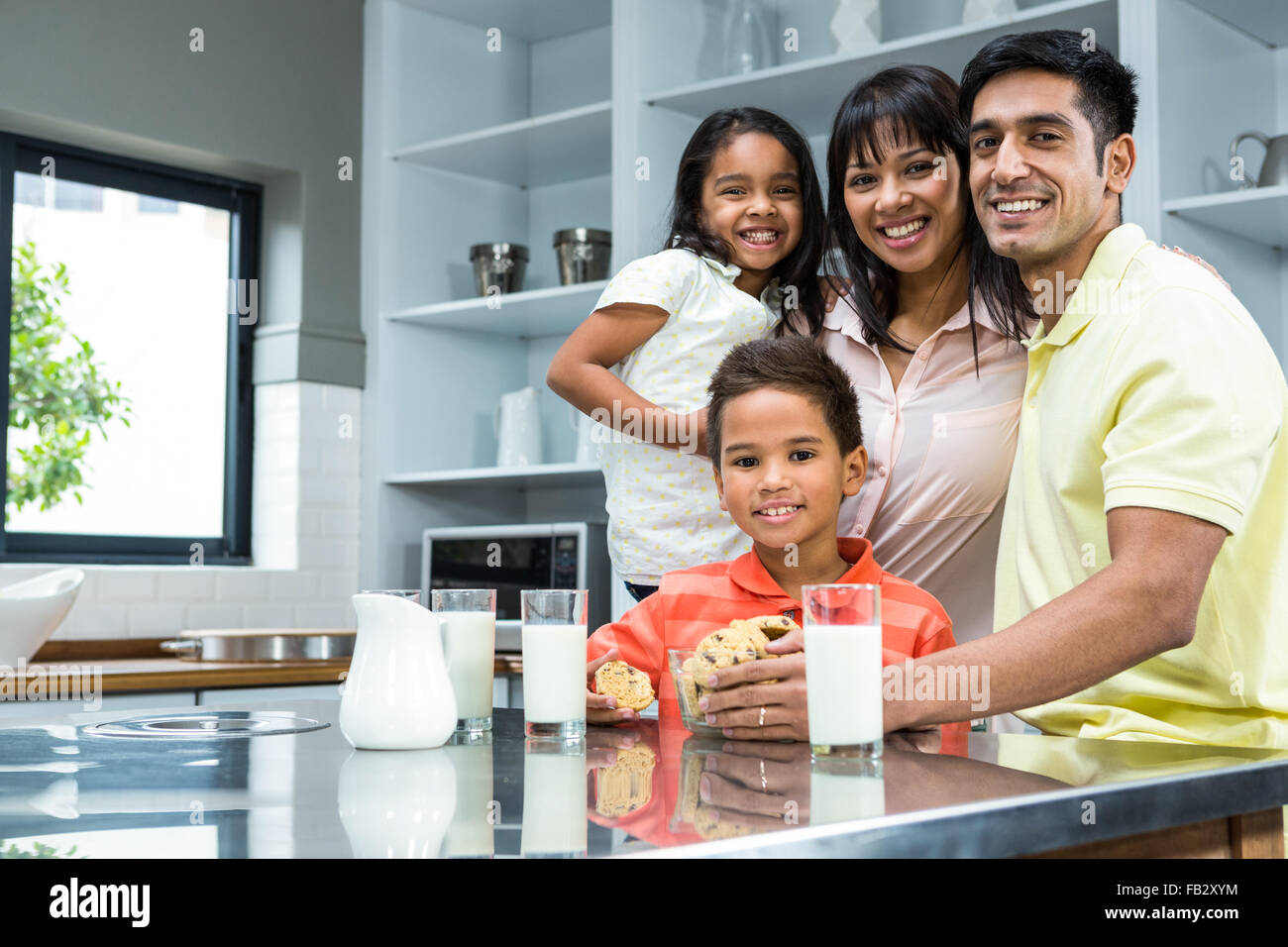 Glückliche Familie in der Küche bereit, Kekse essen Stockfoto