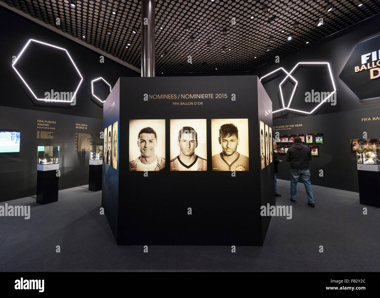 Porträts der 2015 FIFA Ballon d ' or Nominierten im Showroom von der künftigen FIFA World Football Museum in Zürich, Schweiz. Stockfoto