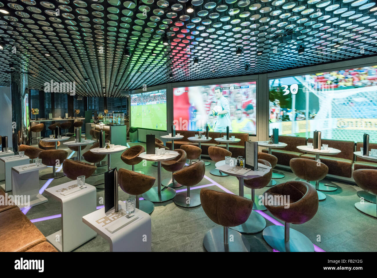 Drei riesige TV-Bildschirme in der Sportsbar "1904" in der Zukunft neue  FIFA World Football Museum in Zürich, Schweiz Stockfotografie - Alamy