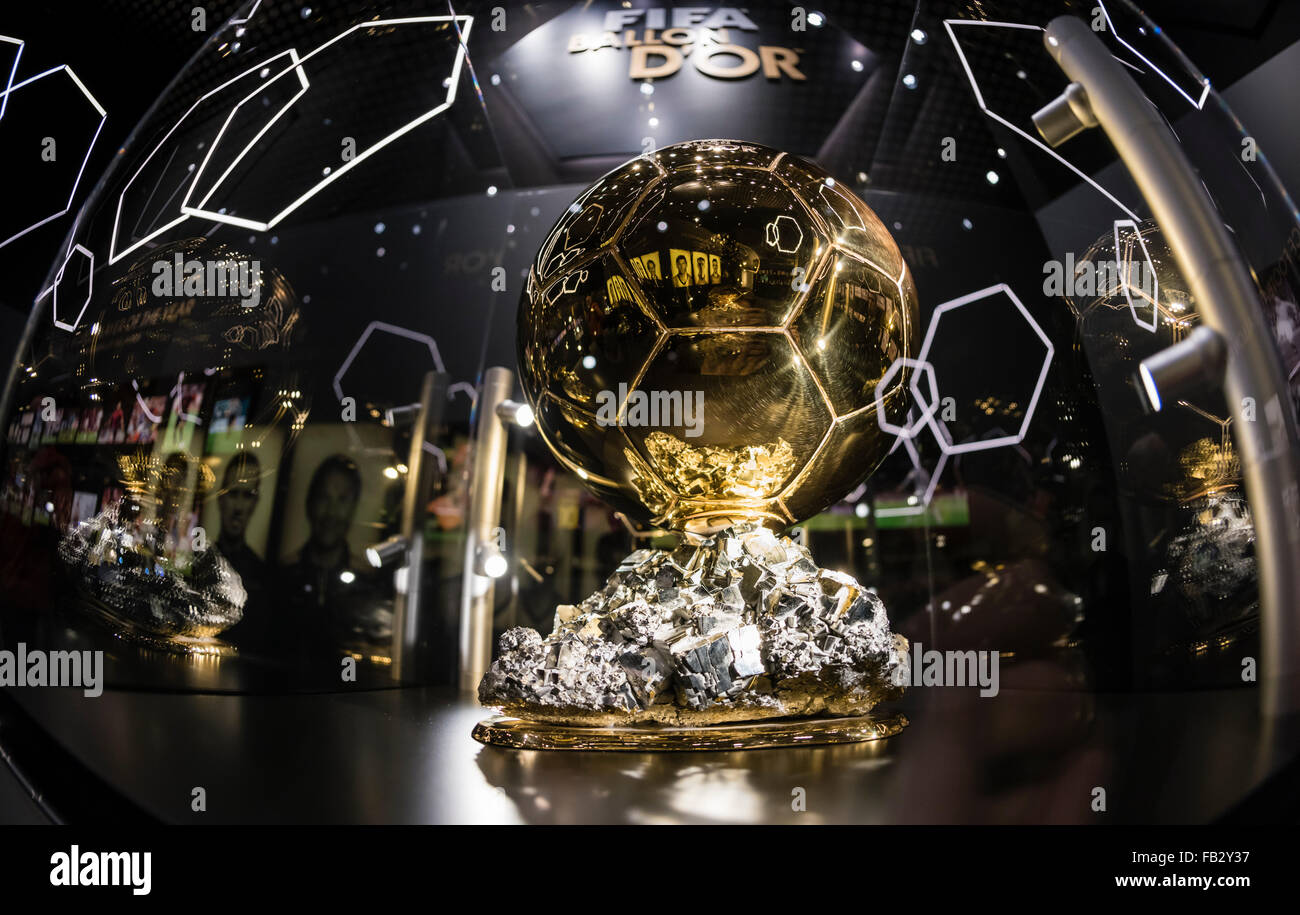 Die FIFA Ballon d ' or Trophy wird im künftigen FIFA-Museum in Zürich, ein paar Tage vor der Preisverleihung 2015 ausgestellt. Stockfoto