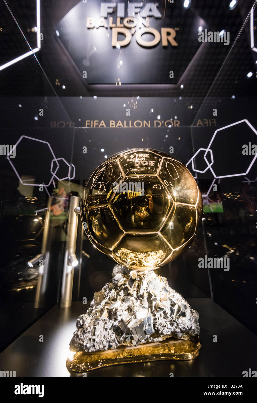 Die FIFA Ballon d ' or Trophy wird im künftigen FIFA-Museum in Zürich, ein paar Tage vor der Preisverleihung 2015 ausgestellt. Stockfoto