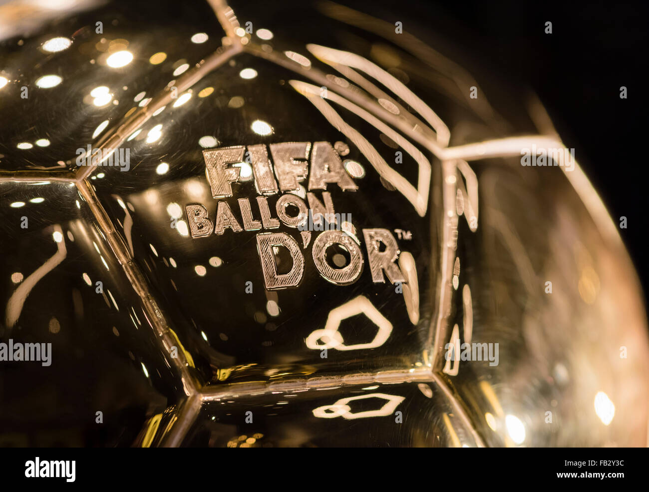 Nahaufnahme der FIFA Ballon d ' or Trophy für die besten Fußballspieler der Welt (ausgestellt im künftigen FIFA-Museum in Zürich). Stockfoto