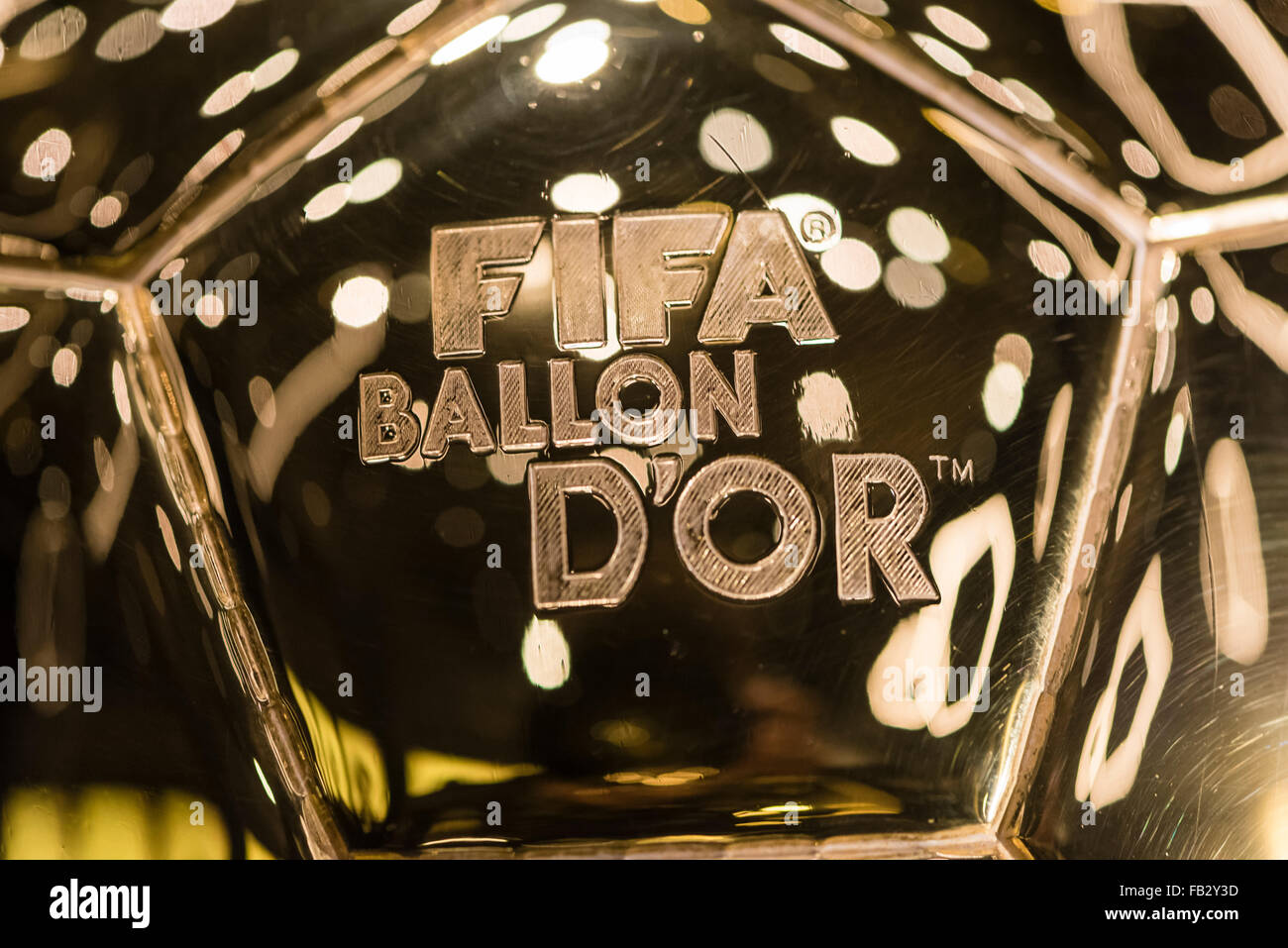 Nahaufnahme der FIFA Ballon d ' or Trophy für die besten Fußballspieler der Welt (ausgestellt im künftigen FIFA-Museum in Zürich). Stockfoto