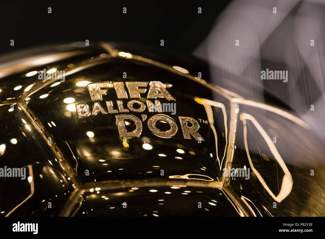 Nahaufnahme der FIFA Ballon d ' or Trophy für die besten Fußballspieler der Welt (ausgestellt im künftigen FIFA-Museum in Zürich). Stockfoto