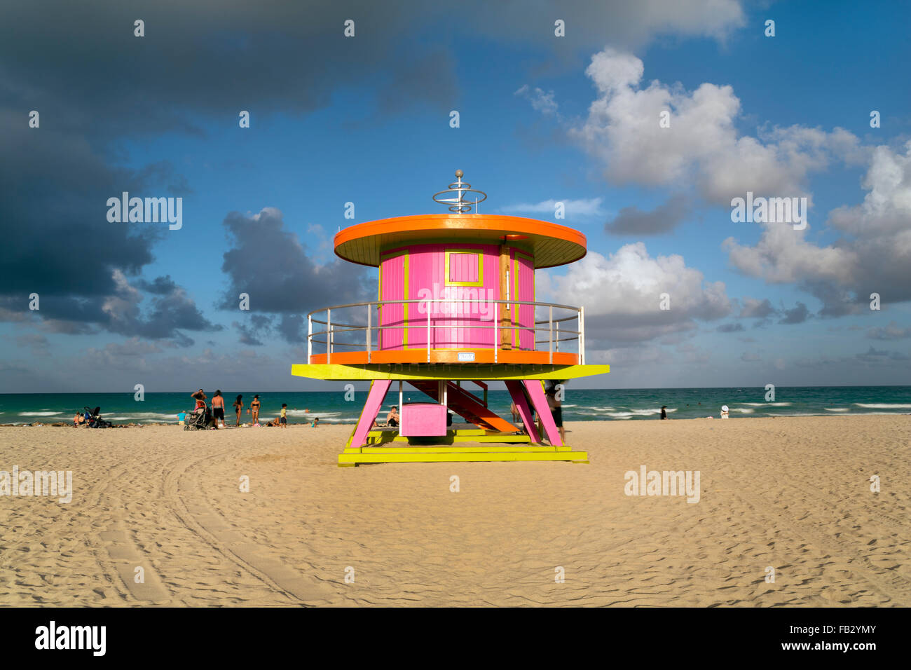 Art-Deco-Stil Rettungsschwimmer-Hütte am South Beach, Ocean Drive, Miami Beach, Miami, Florida, USA Stockfoto