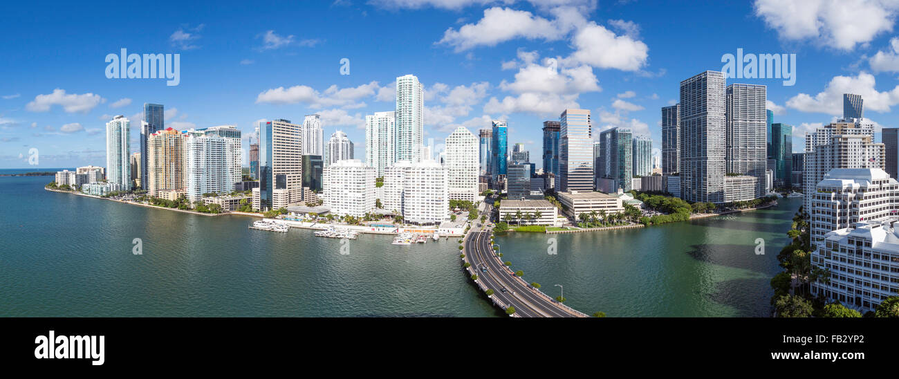 Blick vom Brickell Key, einer kleinen Insel bedeckt in Apartment-Türme auf die Skyline von Miami, Miami, Florida, USA Stockfoto